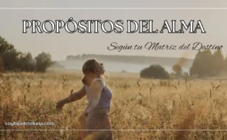 Mujer en un campo al atardecer con los brazos abiertos, texto Propósitos del Alma según tu Matriz del Destino.