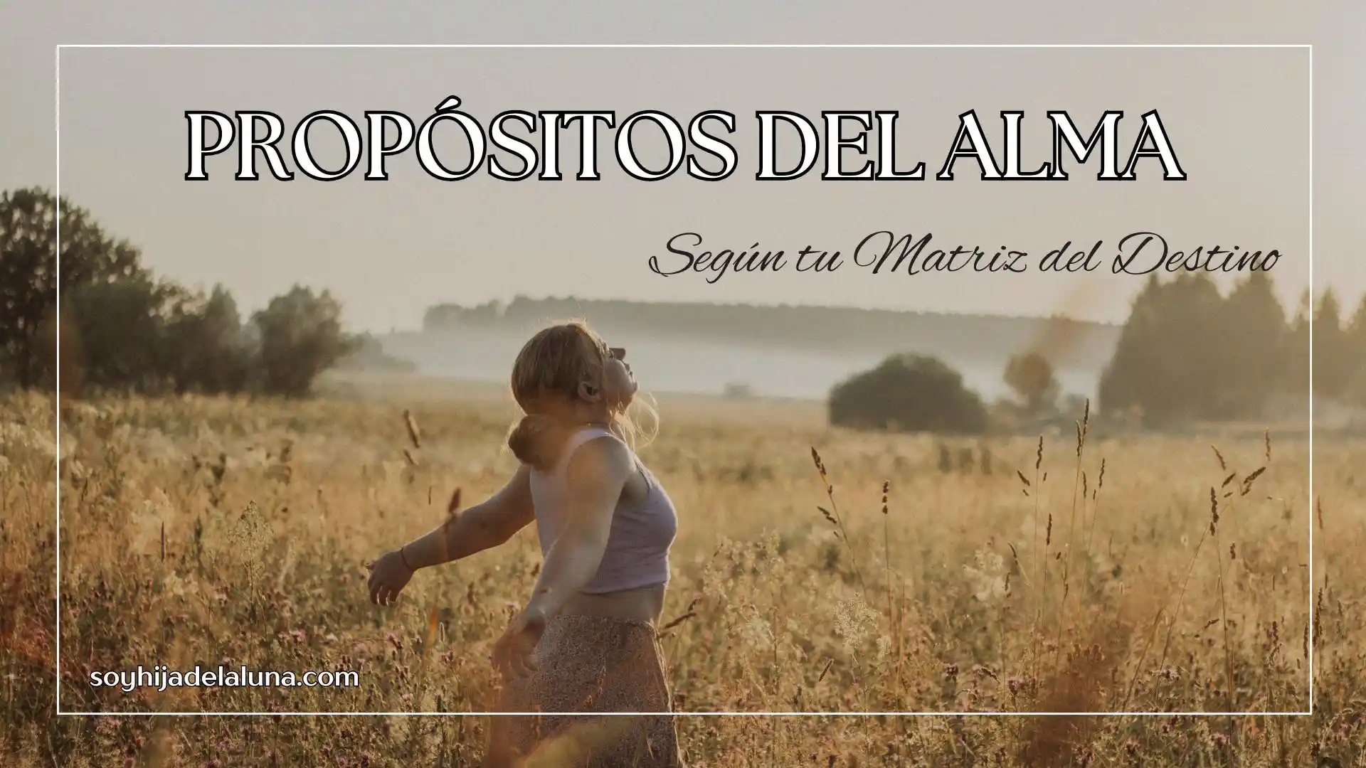 Mujer en un campo al atardecer con los brazos abiertos, texto Propósitos del Alma según tu Matriz del Destino.